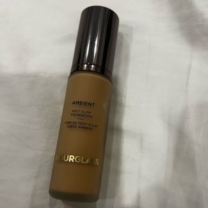 HOURGLASS soft glow Ambient foundation color 6.5